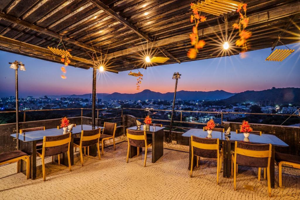 Hotel Tripli Udaipur Esterno foto