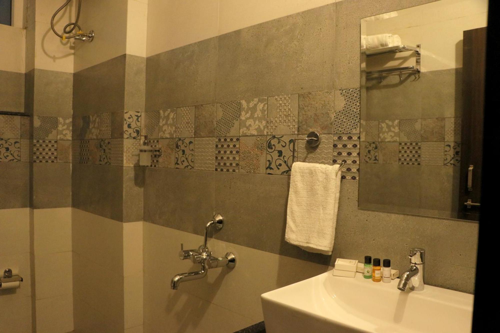 Hotel Tripli Udaipur Esterno foto